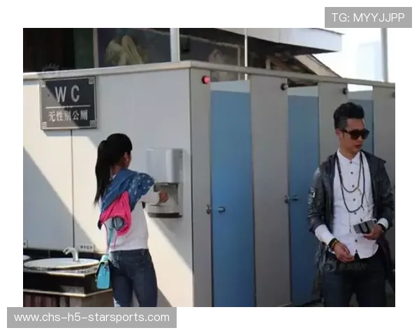 女生占男厕被质疑，教资考试现场冲突升级